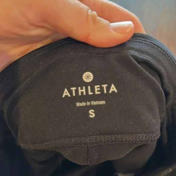 Athleta Women's Size Medium Be Free Knicker Capris Black Yoga Workout Small EUC - Picture 5 of 5